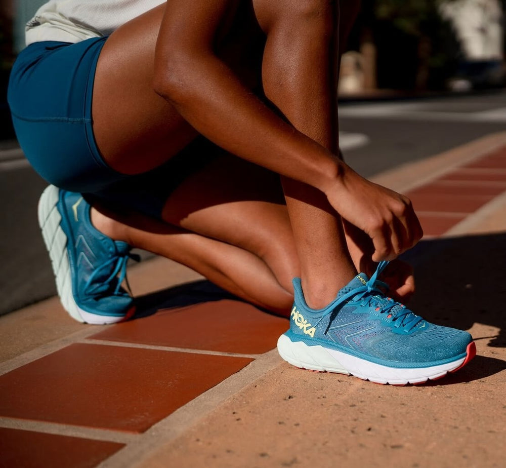 HOKA|Women's Arahi 5 Mosaic Blue / Luminary Green